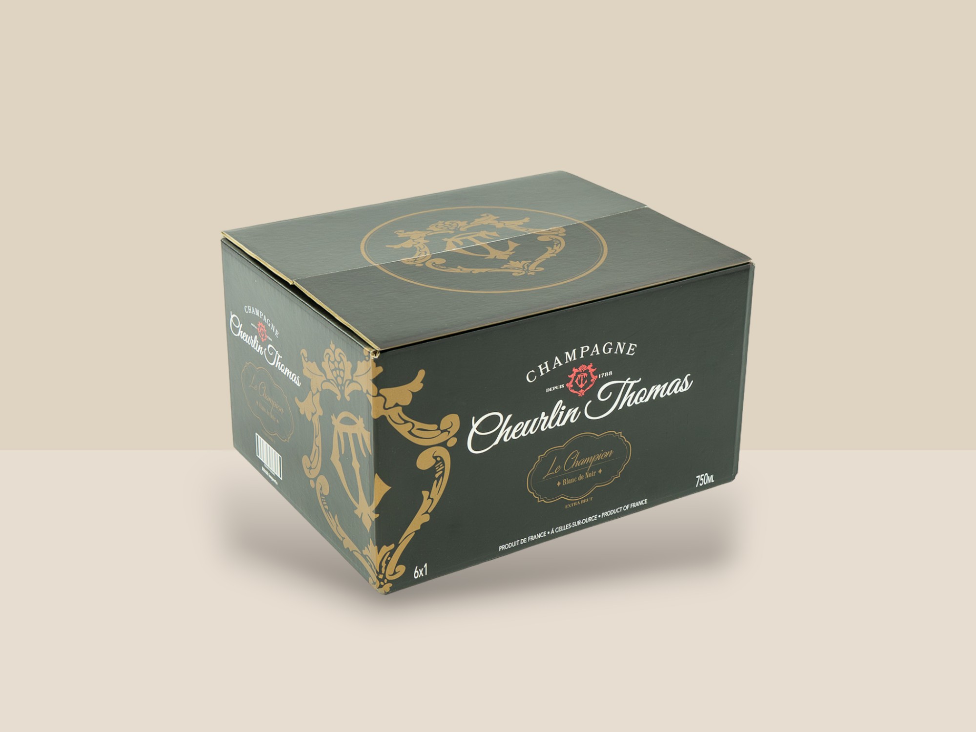 Une caisse fermée de couleur noire et or avec un grand logo Champagne Cheurlin Thomas. Il y a un code barre sur le côté.
