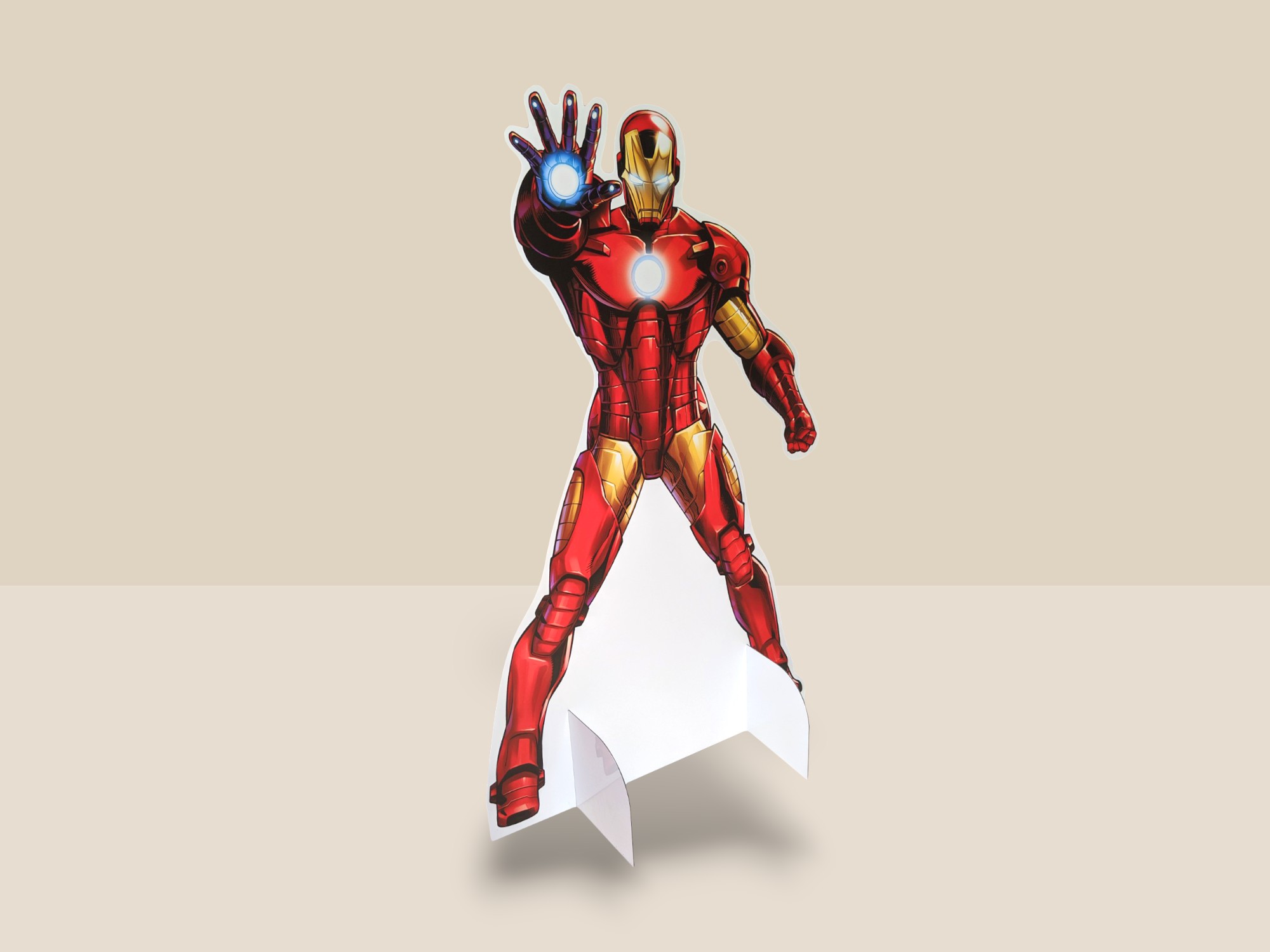 PLV silhouette d’Iron Man en matière alu/dibond à taille réelle avec pieds pour stabiliser l’ensemble de la structure.